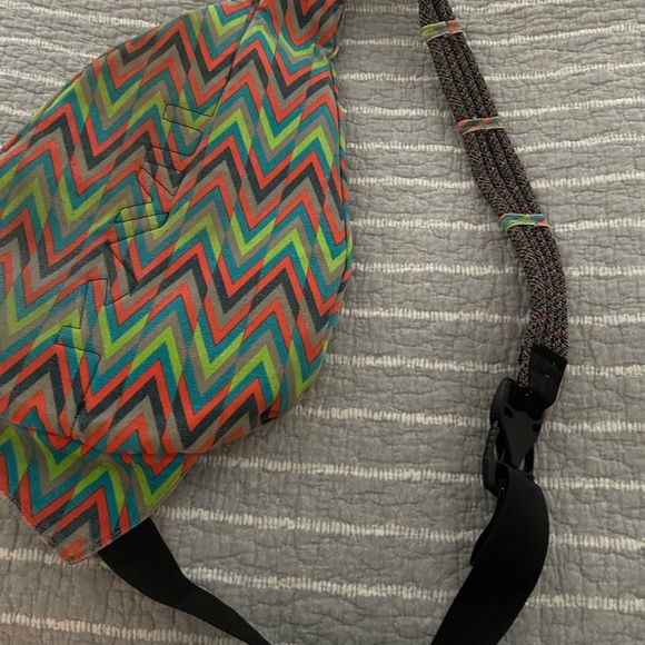 Kavu Rope Bag Wave Chevron Neon Sling Backpack Bag Green Blue Orange Adjustable - Picture 3 of 5